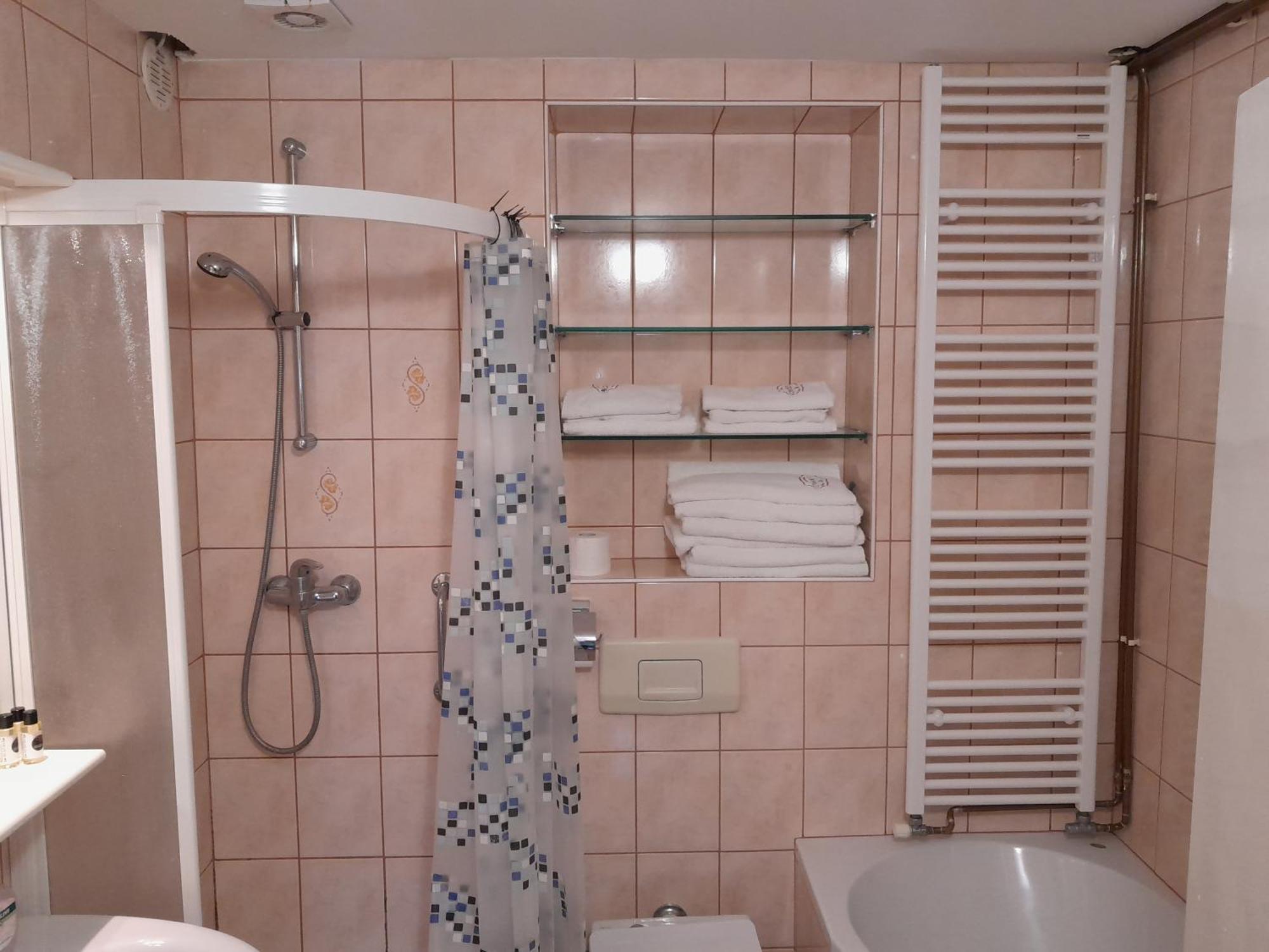 Hotel Pri Belokranjcu Novo Mesto Ngoại thất bức ảnh